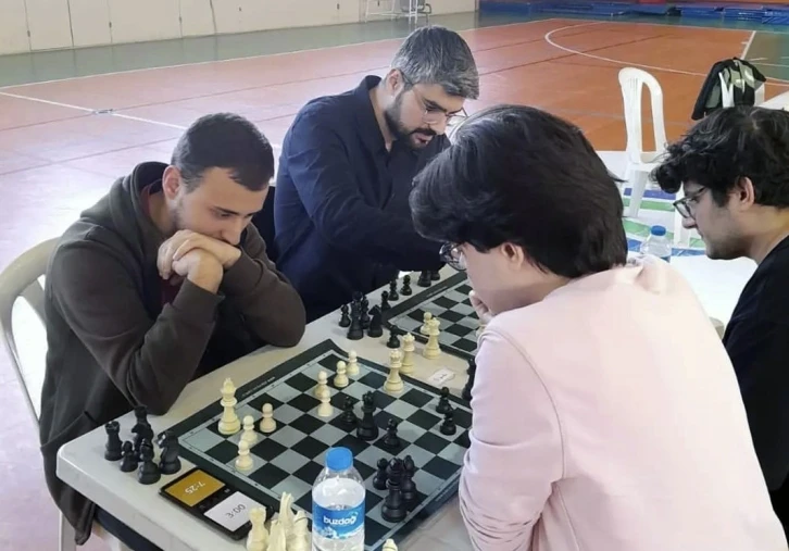 SUBU学生在国际象棋比赛中相遇