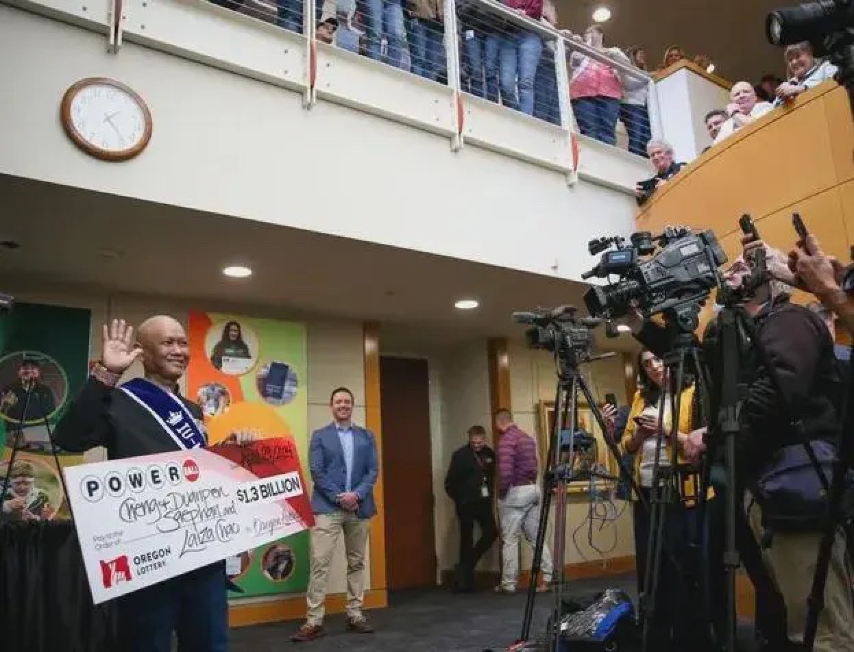 “不再需要工作了”：美国患癌症的老挝男子与好友分享彩票大奖，获 4 亿美元奖金